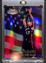 Load image into Gallery viewer, Tim Duncan 1999-00 Topps Gold Label Quest for the Gold #Q6