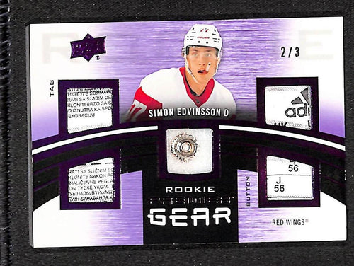 Simon Edvinsson 2023-24 Upper Deck Premier Gear Rookies Button & Tag #PGR-SE #/3